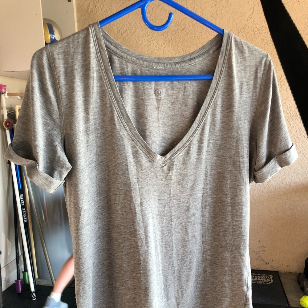Lululemon tee - Picture 3 of 5